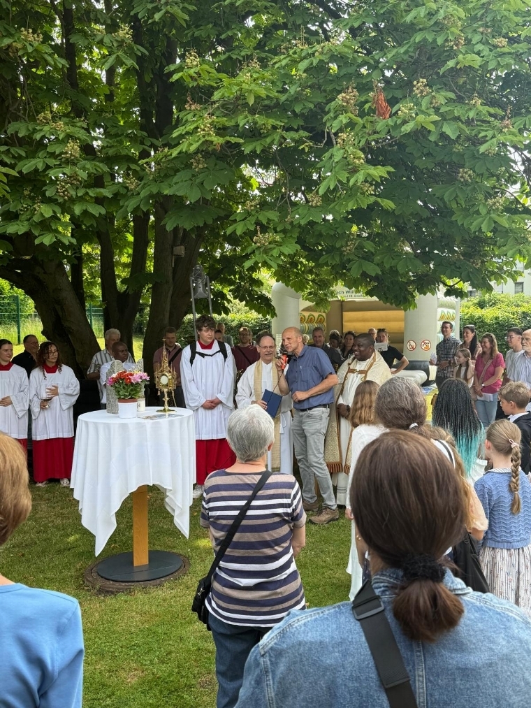 Bild vom Sommer- und Pfarrfest, viele Besucher unterschiedlichen Alters zusammengekommen, Pfarrgemeinde wir interviewt